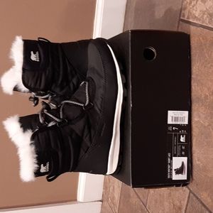 Sorel Whitney waterproof boots. Y7. Fits a woman's size 8.